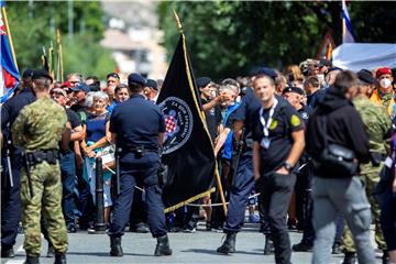 HOS-ovce policija nije pustila na kninski trg, pušteni nakon svečanosti 