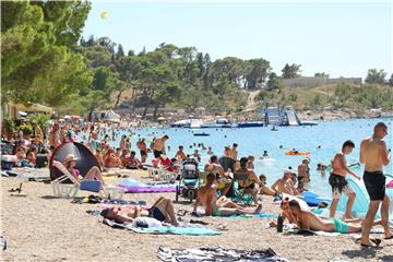 Turisti na plaži u Makarskoj