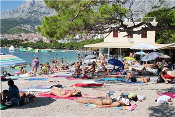 Turisti na plaži u Makarskoj