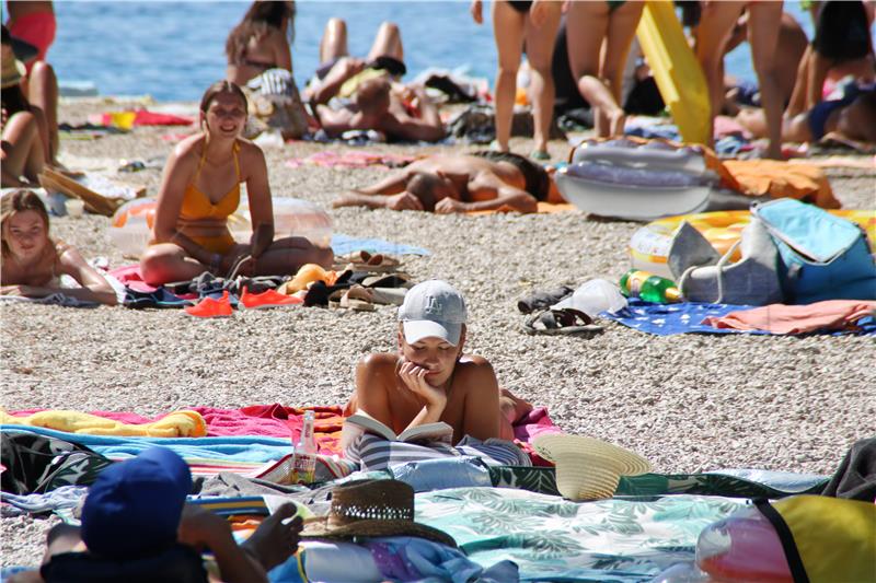 Turisti na plaži u Makarskoj