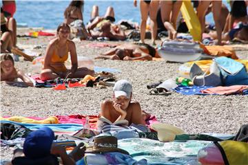 Turisti na plaži u Makarskoj