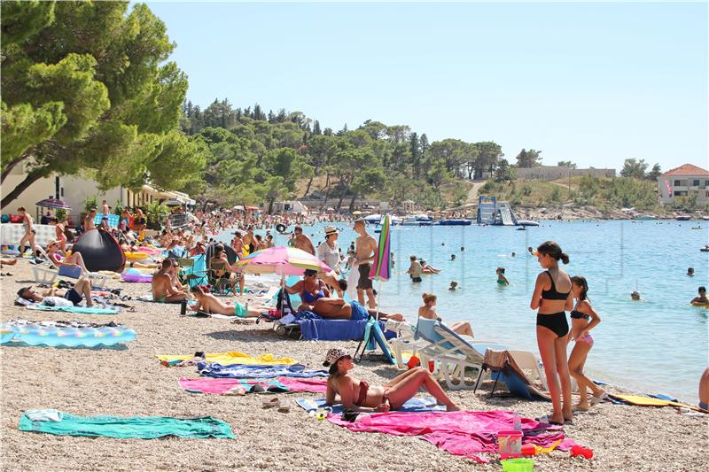 Turisti na plaži u Makarskoj