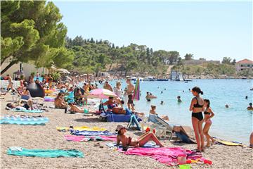 Turisti na plaži u Makarskoj