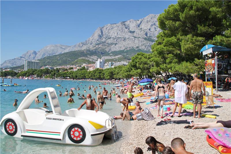 Turisti na plaži u Makarskoj