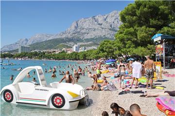 Turisti na plaži u Makarskoj