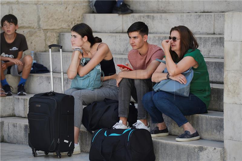 U splitskim lukama sto tisuća putnika