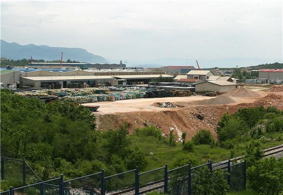 Požar krupnoga otpada u Industrijskoj zoni u Kukuljanovu pod nadzorom