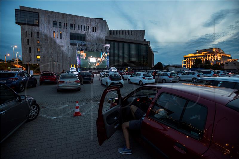 Beethovenova V. simfonija u 'drive-in' varijanti na parkingu montrealske zračne luke