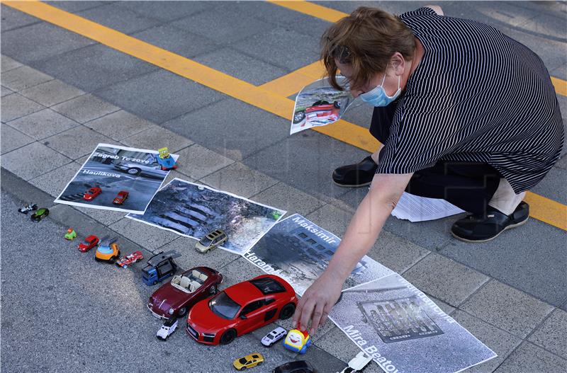 Performansom ispred Holdinga poručili da je odluka o nabavci automobila sramotna