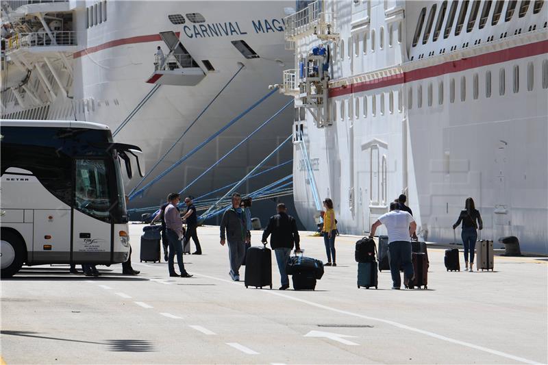 UHPA for lifting ban on arrivals of cruise ships with more than 200 passengers