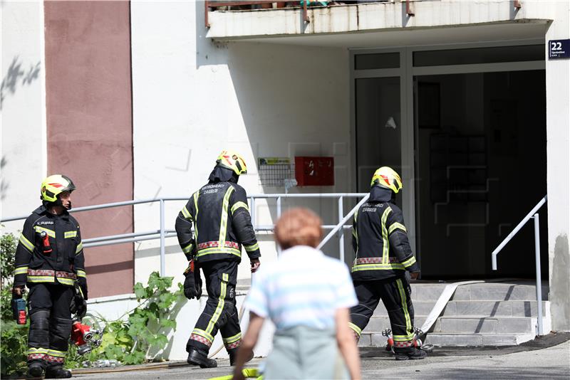 U Zagrebu požar u stambenoj zgradi, vatrogasci spašavali stanare