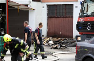 U Zagrebu požar u stambenoj zgradi, vatrogasci spašavali stanare