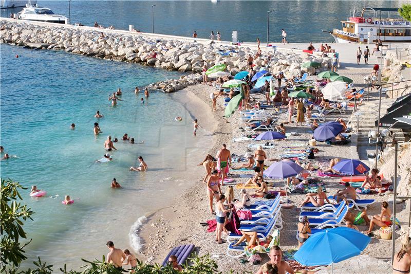 Slovenia tourists supposed to return from Croatia by week's end to avoid restrictions