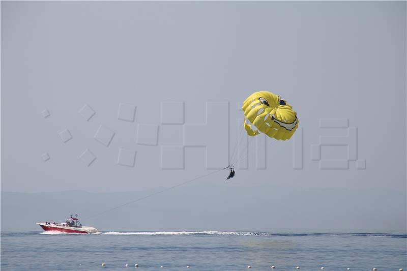 Kupači na plaži u Podgori