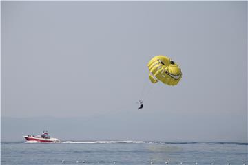 Kupači na plaži u Podgori