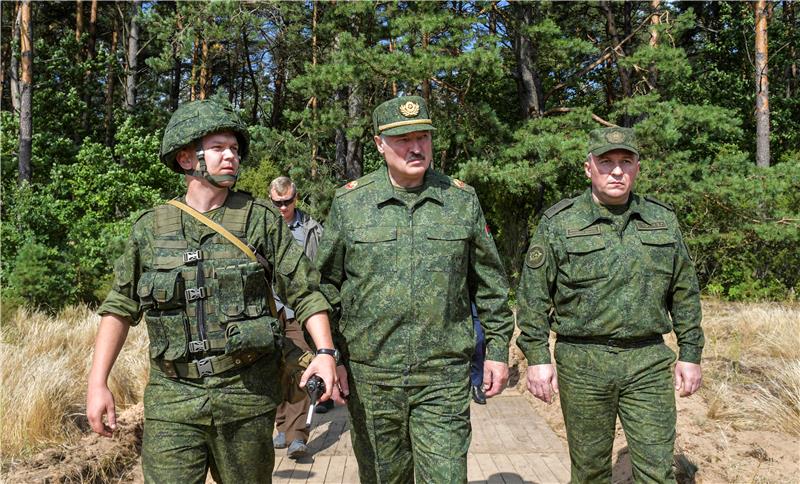 Kruži snimka naoružanog Lukašenka kako helikopterom slijeće u rezidenciju 