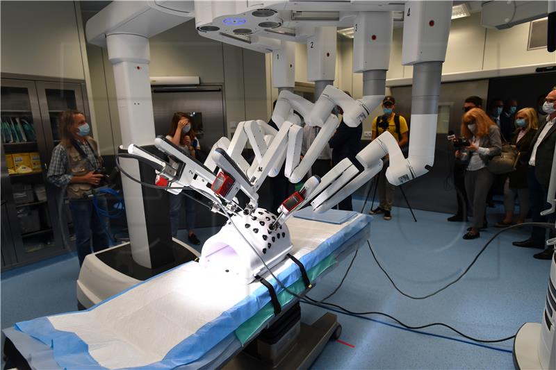 POLAND MEDICINE DA VINCI MEDICAL ROBOT