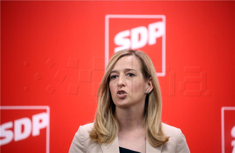 Mirela Ahmetovic officially submits candidacy for SDP leader