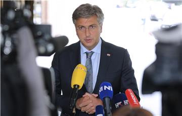 Plenković: Neka se Milanović bavi svojim problemom