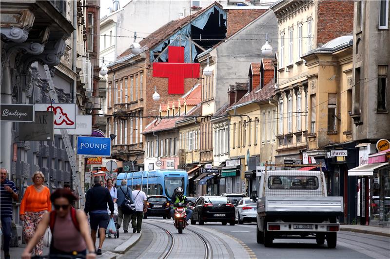 Projekt Ilica: Q'Art: Crveni platneni križevi za ranjeni grad