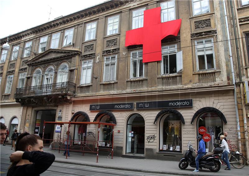 Projekt Ilica: Q'Art: Crveni platneni križevi za ranjeni grad
