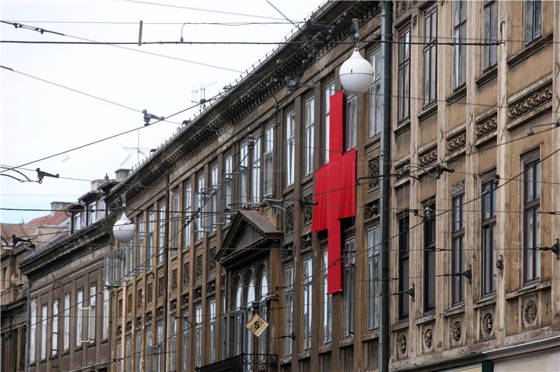 Projekt Ilica: Q'Art: Crveni platneni križevi za ranjeni grad