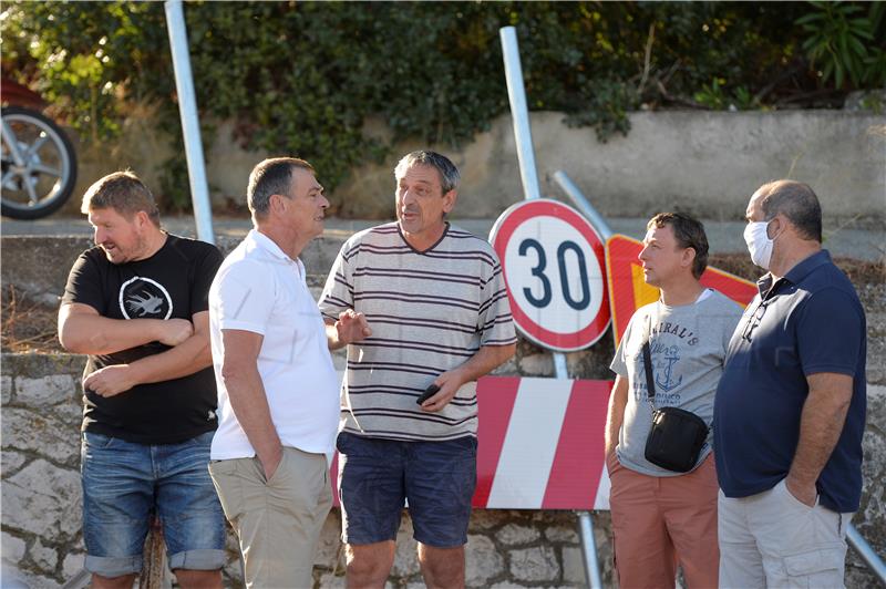 Prosvjed radnika trogirskog B. T. HULL-a zbog neisplaćene dvije plaće