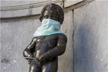 Bruxelles: Počast zdravstvenim radnicima, Manneken Pis u liječničkoj kuti i s maskom