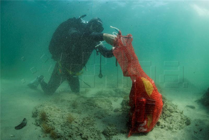 Croatian and Slovenian divers join forces to remove underwater waste in Savudrija Bay