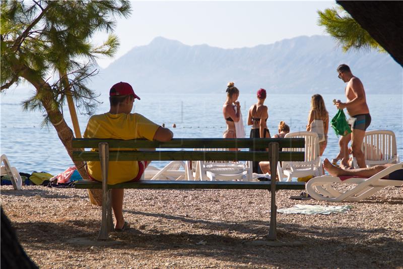 Turisti na makarskim plažama