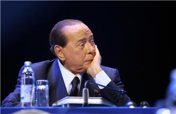 Berlusconi kaže da se bori protiv vražje bolesti