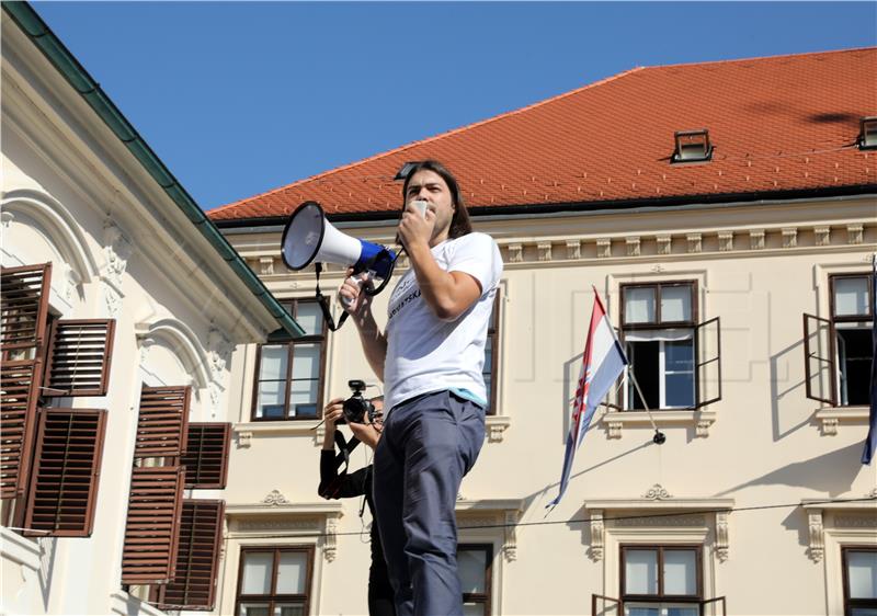 Živi zid prosuo lubenice ispred zgrade Vlade