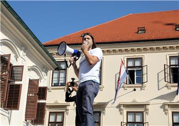 Živi zid prosuo lubenice ispred zgrade Vlade