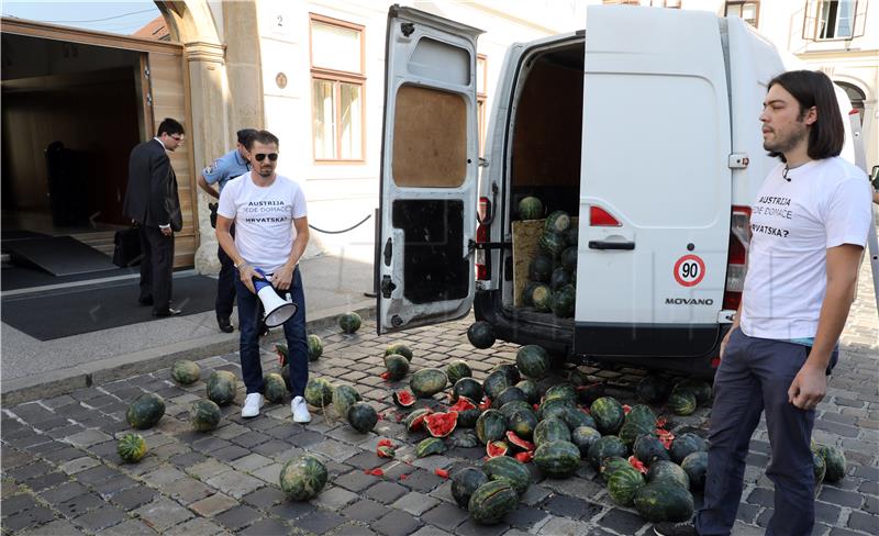 Sinčić istovario lubenice pred Banske dvore