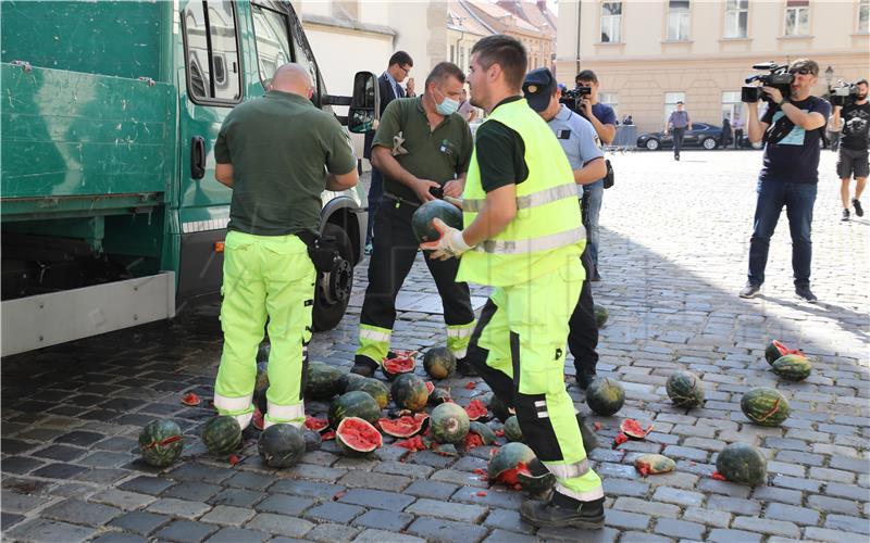 Djelatnici Čistoće čiste Markov trg od lubenica