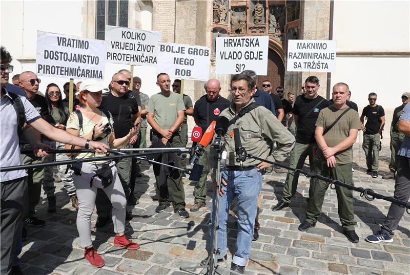 Deminers stage protest in front of government's building