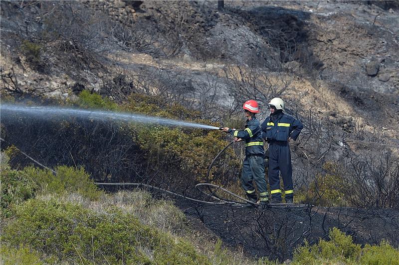 Vatrogasci na Visu spasili od požara kuće u naselju Podstražje