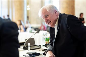 Seehofer: deset europskih zemalja primit će maloljetnike s Lezbosa 