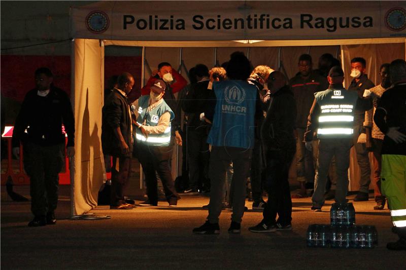 Migranti s Maerska premješteni na humanitarni brod