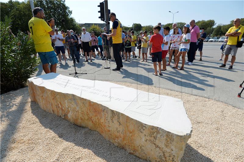 Toni Kukoč pred svojom zgradom u Splitu dobio klupu