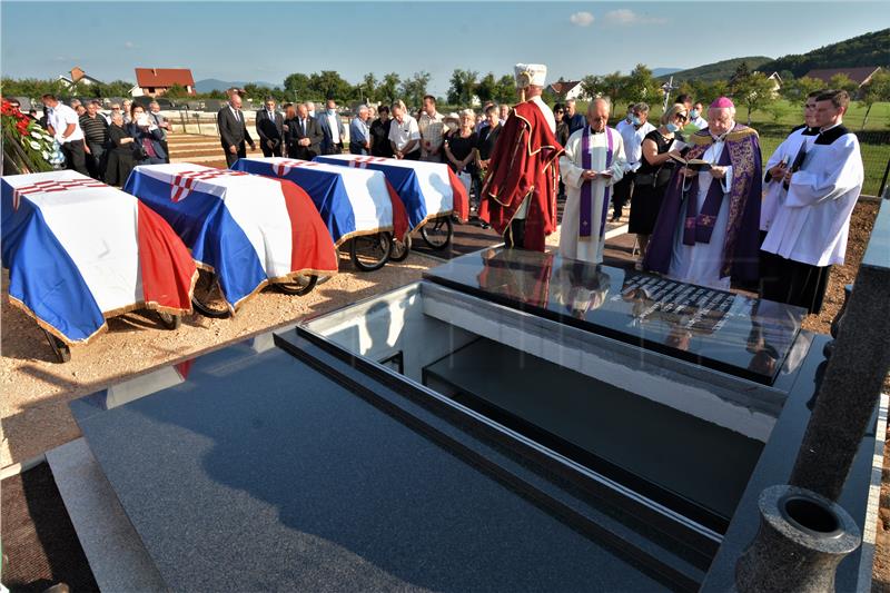 Posljednji ispraćaj posmrtnih ostataka 15 Hrvata ubijenih 1946. po nalogu OZNE