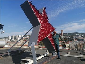 Postavljena umjetnička instalacija "Spomenik crvenoj Rijeci- samoobrambeni spomenik"