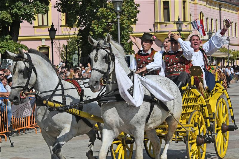 Svečanim mimohodom završile 55. vinkovačke jeseni