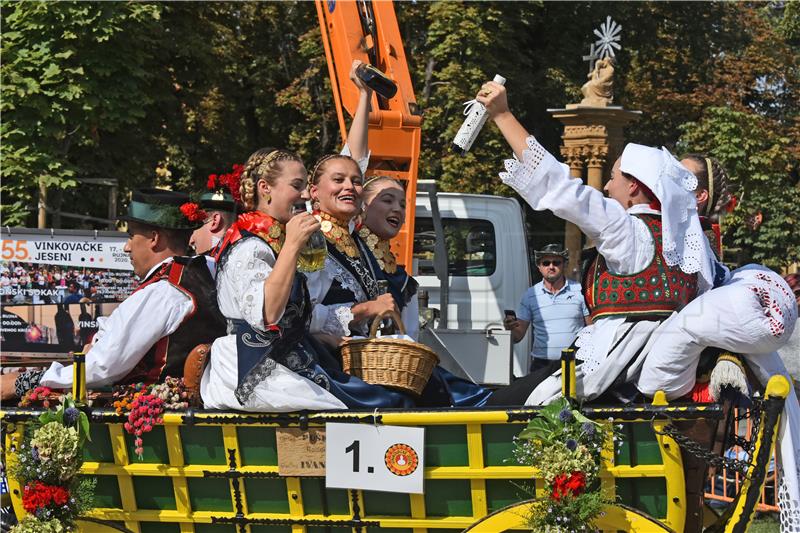 Svečanim mimohodom završile 55. vinkovačke jeseni