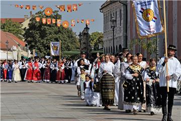 Svečanim mimohodom završile 55. vinkovačke jeseni