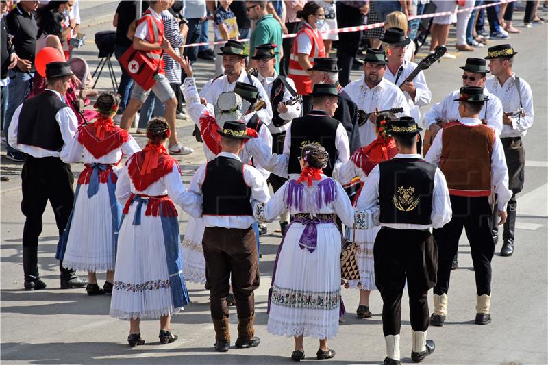 Svečanim mimohodom završile 55. vinkovačke jeseni