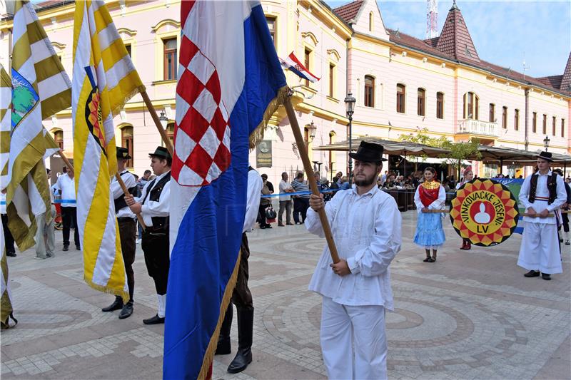 Svečanim mimohodom završile 55. vinkovačke jeseni