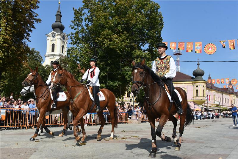 Svečanim mimohodom završile 55. vinkovačke jeseni