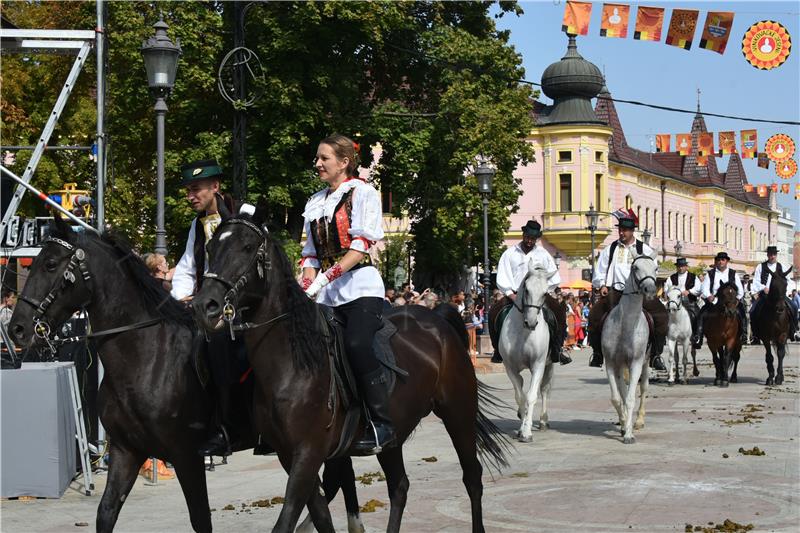 Svečanim mimohodom završile 55. vinkovačke jeseni