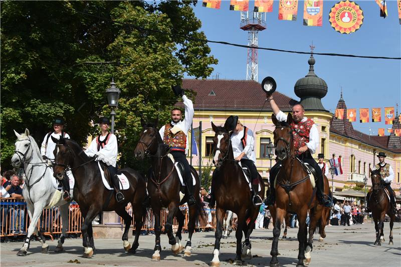 Svečanim mimohodom završile 55. vinkovačke jeseni